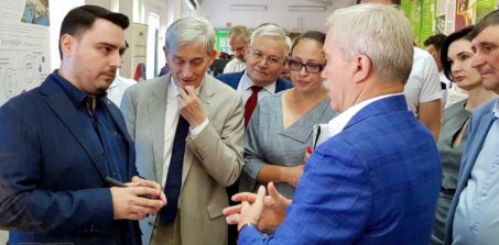 NexTouch представила новые решения для образования губернатору Белгородской области Евгению Савченко